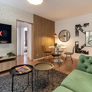 Downtown Retreat: Spacious 2-br By Unirii Square Appartamento